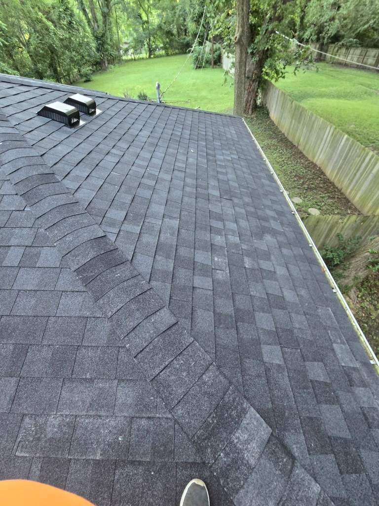New architectural asphalt shingle roof installed by Advance Construction Pros in Kansas City, KS