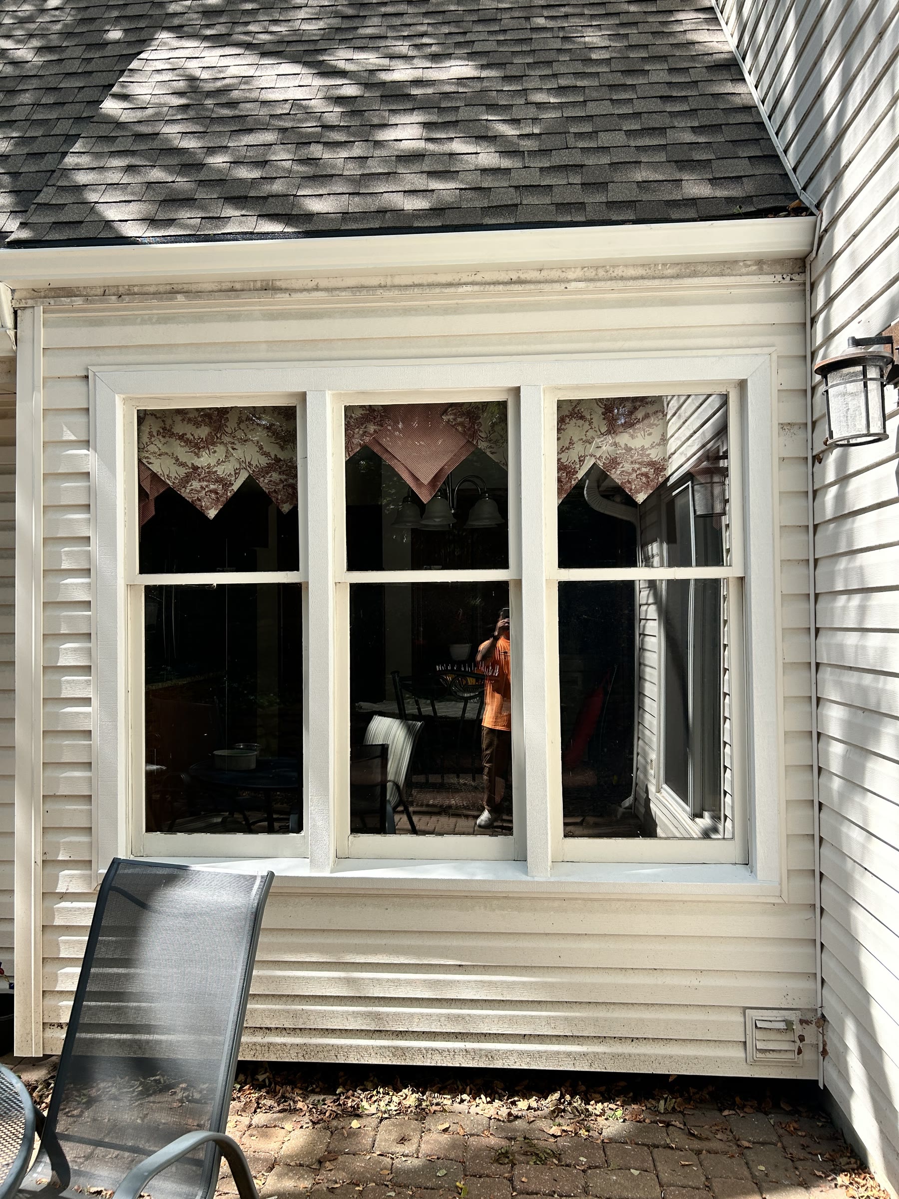 Aluminum window wrap and capped trim on a Kansas City, KS home by Advance Construction Pros